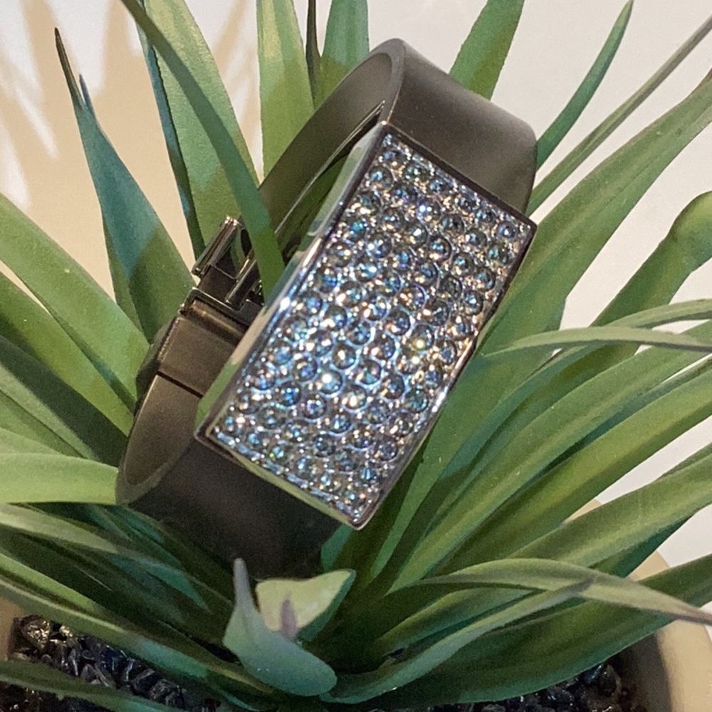 Swarovski, 72 crystals sparkle on rubberized bracelet band,stainless steel clasp - Picture 3 of 14